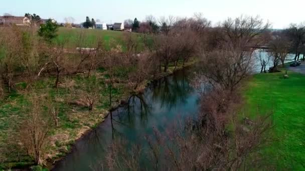 Amish Çiftlik Işçisi Hasat Alanlar Ile Eski Yeni Dron Tarafından — Stok video