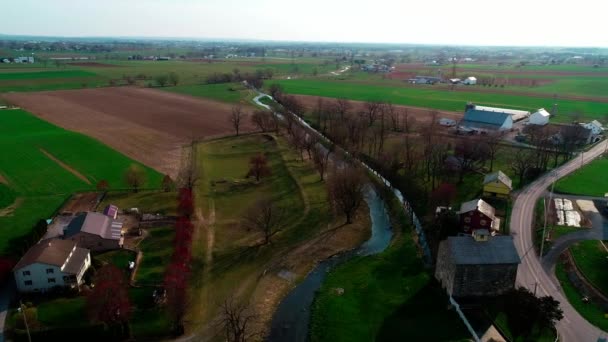 Amish Farm Worker Panen Fields Old New Equipment Seen Drone — Stok Video