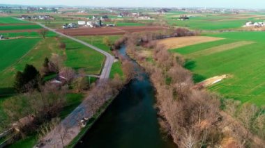 Amish çiftlik işçisi hasat alanlar ile eski ve yeni dron tarafından görüldüğü gibi ekipman