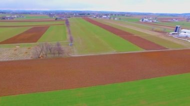 Amish kırsal ve bir yaz gününde bir dron tarafından görüldüğü gibi çiftlikleri