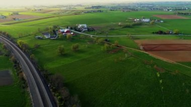 Amish kırsal ve bir yaz gününde bir dron tarafından görüldüğü gibi çiftlikleri