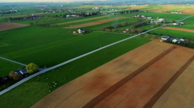 Amish kırsal ve bir yaz gününde bir dron tarafından görüldüğü gibi çiftlikleri