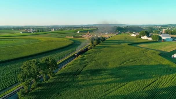 Parní Vlak Procházející Amish Zemědělské Půdy Krajiny Pozdní Sunset Letním — Stock video
