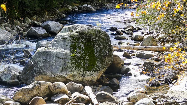 Running Creek Przez Skały Kamienie Powodując Białe Wody Słoneczny Dzień — Zdjęcie stockowe