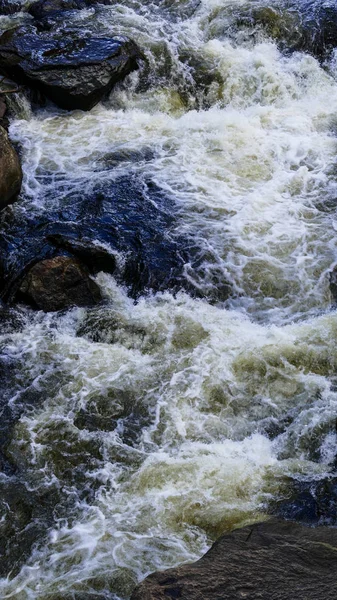 在阳光明媚的秋日 在岩石和石头上流淌河水 — 图库照片