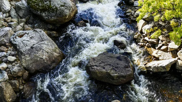 Running Creek Door Rotsen Stenen Veroorzaakt Wildwater Een Zonnige Dag — Stockfoto