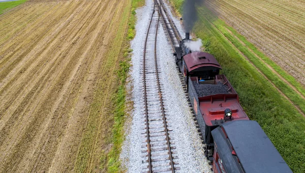 Ariel View Steam Passenger Train Som Drar Inn Picnic Area – stockfoto