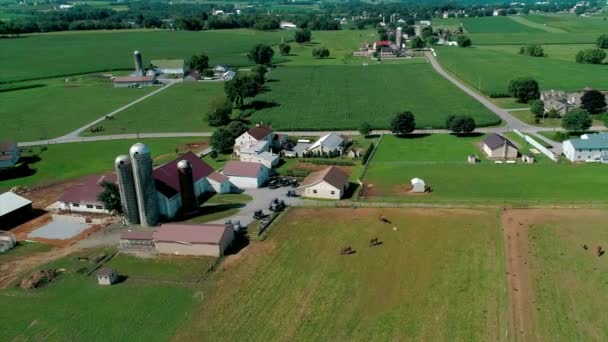 田舎の農地ドローンから見たアーミッシュ日曜会 — ストック動画