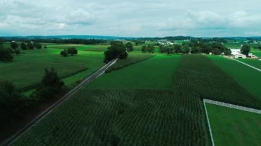 Amish kırsal ve tarım arazileri parça dron tarafından görüldüğü gibi tren