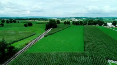 Amish kırsal ve tarım arazileri parça dron tarafından görüldüğü gibi tren
