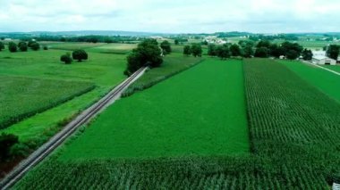 Amish kırsal ve tarım arazileri parça dron tarafından görüldüğü gibi tren