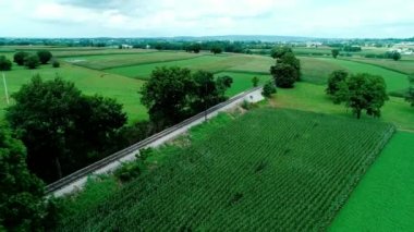 Amish kırsal ve tarım arazileri parça dron tarafından görüldüğü gibi tren
