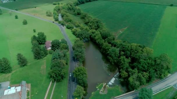 Amish Platteland Landerijen Met Stroom Zoals Gezien Door Drone — Stockvideo