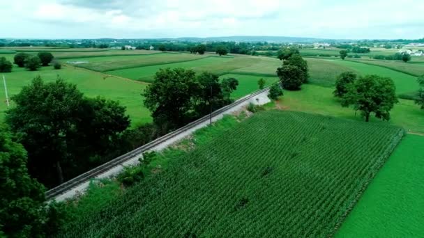 Pociąg Tory Okolicy Amiszów Pola Uprawne Widziane Przez Drone — Wideo stockowe