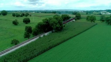 Strasburg Pennsylvania, Ağustos 2018 - Buhar tren Amish tarım arazileri dron tarafından görüldüğü gibi şişirme