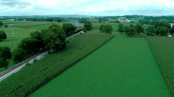 Dampfzug Saust Mit Drohne Über Amish Farmland — Stockvideo