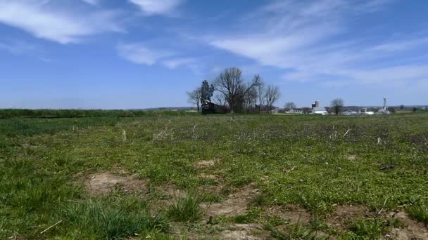 Train à vapeur soufflant le long des terres agricoles amish vues par drone 