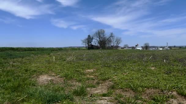 Stoomtrein Puffend Langs Amish Landerijen Zoals Gezien Door Drone — Stockvideo