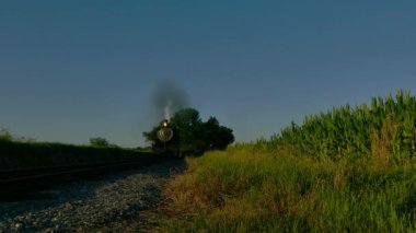Buharlı Tren Amish tarım arazileri dron tarafından görüldüğü gibi şişirme