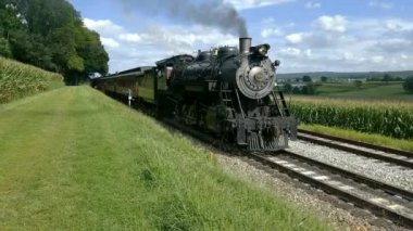 Strasburg Pennsylvania, Ağustos 2018 - Buhar tren çekerek piknik alanı boyunca Amishler tarım arazileri dışında