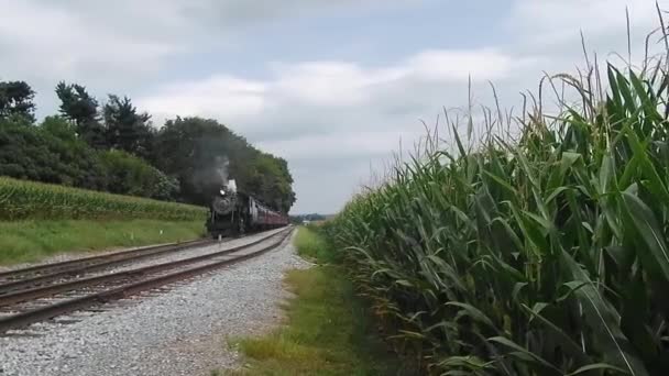 Τρένο Ατμού Καρκινοβατεί Amish Καλλιεργήσιμα Εδάφη Όπως Φαίνεται Από Drone — Αρχείο Βίντεο