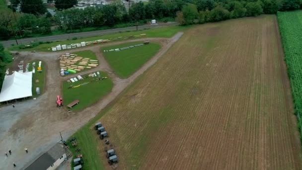 Amish Gazdák Betakarítás Ott Esik Növények Mint Látott Dron — Stock videók