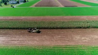 Havadan görünümü Amish çiftçi hasat orada sonbahar güneşli bir sonbahar gününde Seen dron tarafından olarak bitkileri