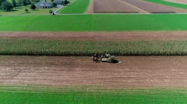 Havadan görünümü Amish çiftçi hasat orada sonbahar güneşli bir sonbahar gününde Seen dron tarafından olarak bitkileri
