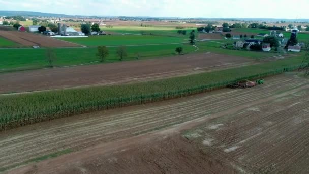 Veduta Aerea Degli Agricoltori Amish Che Raccolgono Raccolti Autunnali Giorno — Video Stock