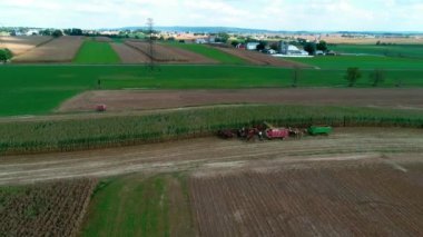 Havadan görünümü Amish çiftçi hasat orada sonbahar güneşli bir sonbahar gününde Seen dron tarafından olarak bitkileri