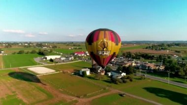Havadan görünümü, sıcak hava balonları kalktıktan Seen--dan bir dron olarak sisli bir sonbahar sabahı