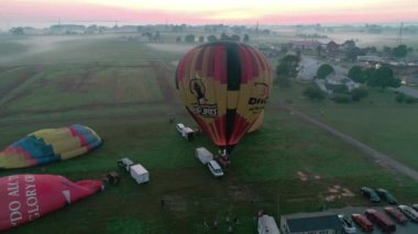 Havadan görünümü, sıcak hava balonları kalktıktan Seen--dan bir dron olarak sisli bir sonbahar sabahı