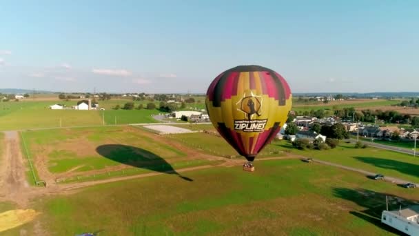 Aerial View Varmluft Ballonger Lyfter Dimmig Höstmorgon Som Sett Från — Stockvideo