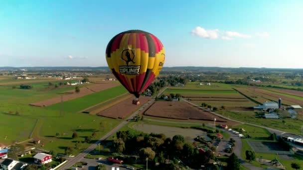 Vista Aérea Balões Quente Decolando Uma Manhã Outono Nebulosa Como — Vídeo de Stock