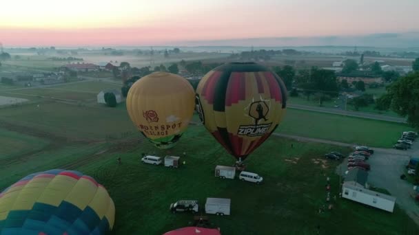 Vista Aérea Balões Quente Decolando Uma Manhã Outono Nebulosa Como — Vídeo de Stock
