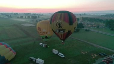 Havadan görünümü, sıcak hava balonları kalktıktan Seen--dan bir dron olarak sisli bir sonbahar sabahı