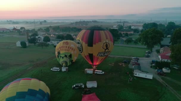 Εναέρια Άποψη Του Θερμού Αέρα Μπαλόνια Απογειώνεται Ένα Ομιχλώδες Πρωί — Αρχείο Βίντεο