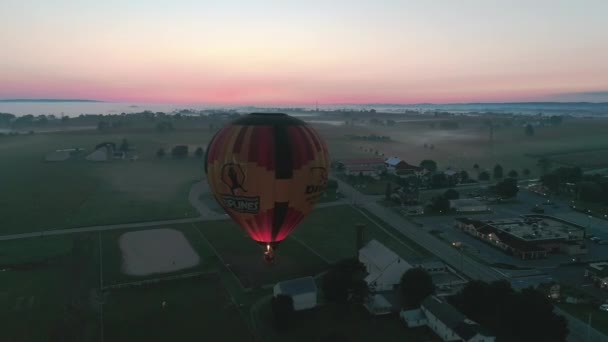 从无人机上看热气球在雾蒙蒙的秋日早晨起飞的鸟图 — 图库视频影像