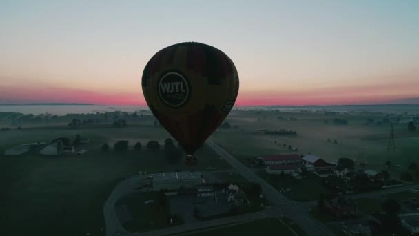 Εναέρια Άποψη Του Θερμού Αέρα Μπαλόνια Απογειώνεται Ένα Ομιχλώδες Πρωί — Αρχείο Βίντεο