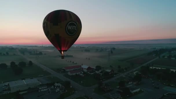 空中ビューの熱い空気バルーン離陸ドローンから見た霧秋の朝 — ストック動画