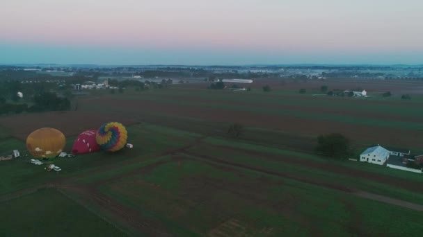 Vista Aérea Globos Aire Caliente Despegando Una Nebulosa Mañana Otoño — Vídeos de Stock