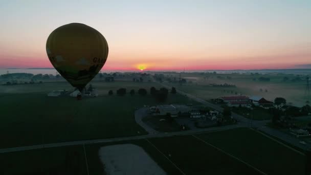 Aerial View Varmluft Ballonger Lyfter Dimmig Höstmorgon Som Sett Från — Stockvideo