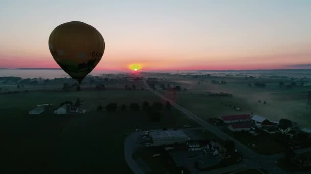 Luftaufnahme Von Heißluftballons Die Einem Nebligen Herbstmorgen Starten Von Einer — Stockvideo