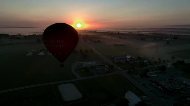 Légi Nézd Forró Levegő Léggömbök Levette Egy Ködös Őszi Reggelen — Stock videók