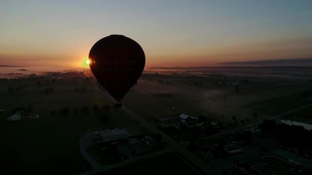 Vista Aérea Globos Aire Caliente Despegando Una Nebulosa Mañana Otoño — Vídeos de Stock