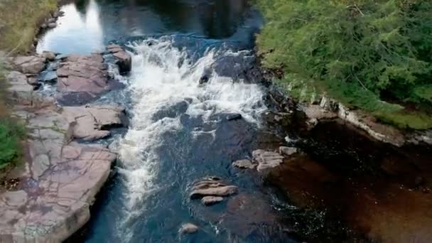 Vista Aérea Arroyo Corriendo Través Las Rocas Visto Por Dron — Vídeo de stock