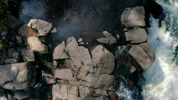 Luftaufnahme Eines Durch Felsen Fließenden Baches Aus Der Sicht Einer — Stockvideo