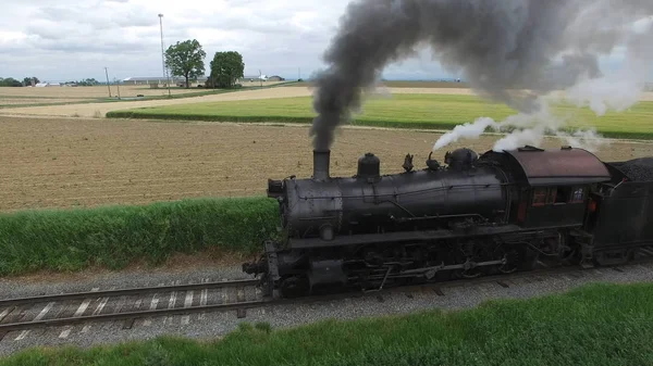 Légi Felvétel Steam Személyszállító Vonat Fúlt Füst Amish Vidéken Keresztül — Stock Fotó