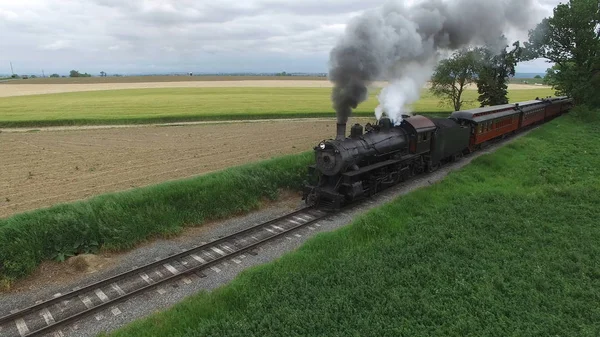 Légi Felvétel Steam Személyszállító Vonat Fúlt Füst Amish Vidéken Keresztül — Stock Fotó