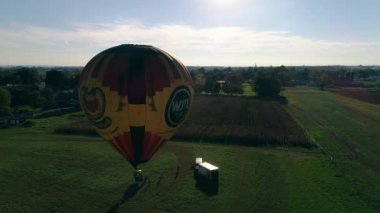 Kuş el, Pennsylvania, Ekim 2018 - sıcak hava alma kapalı bir gün batımı uçuş için bir sonbahar gününde balonlar